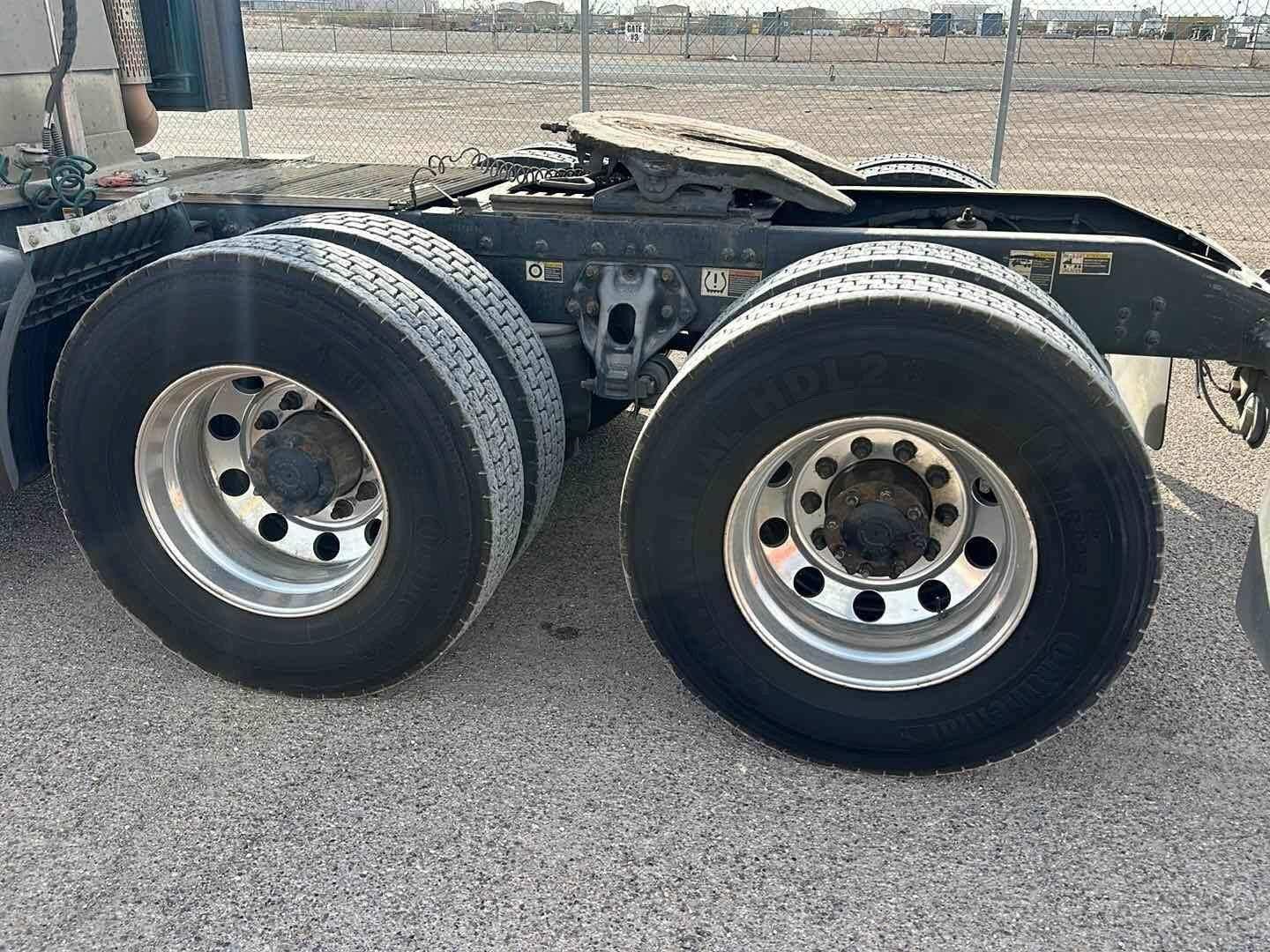 2016 Peterbilt 579 Equipment Image0