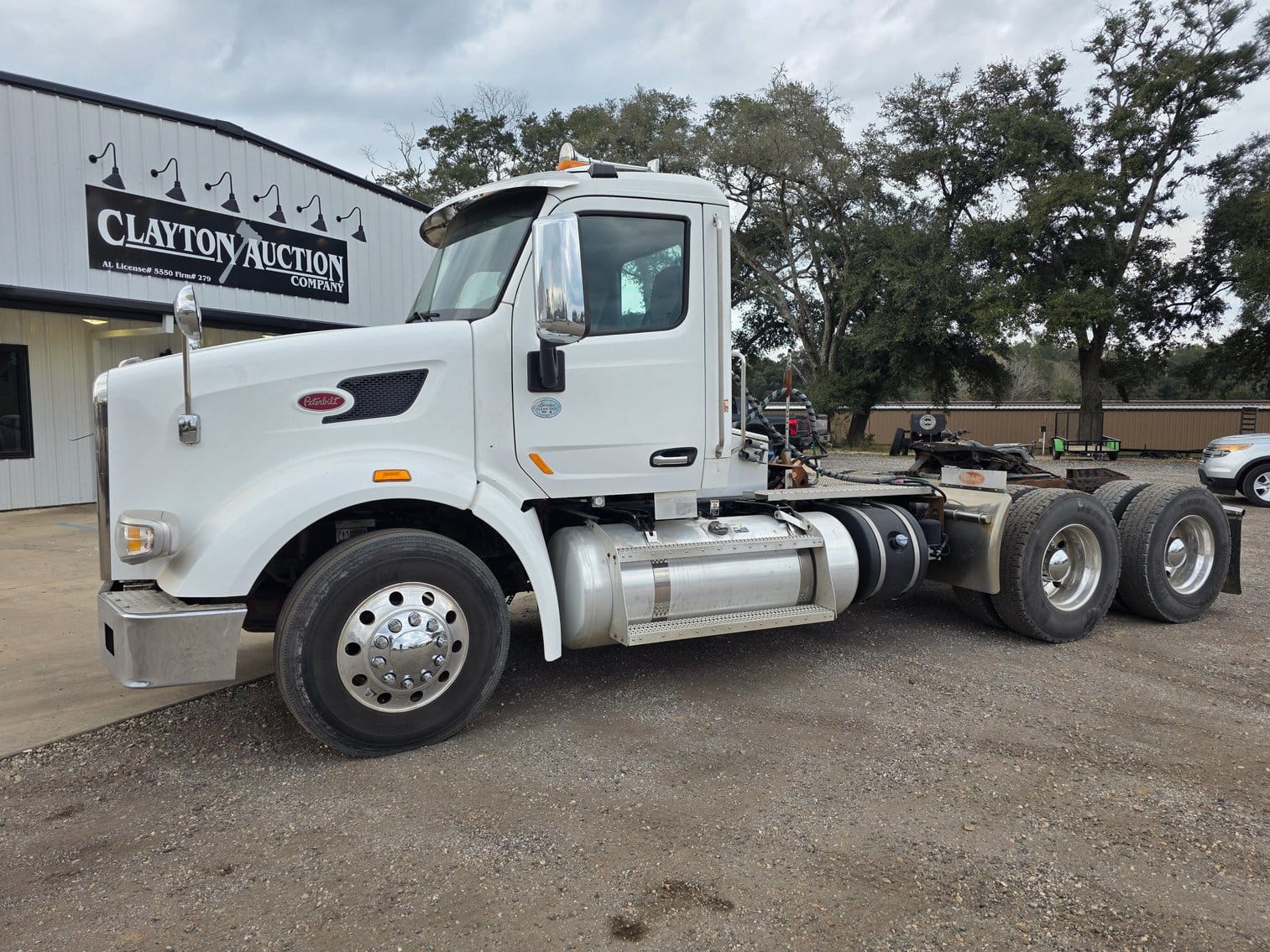 2016 Peterbilt 579 Equipment Image0