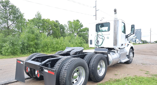 Image of Peterbilt 579 equipment image 2