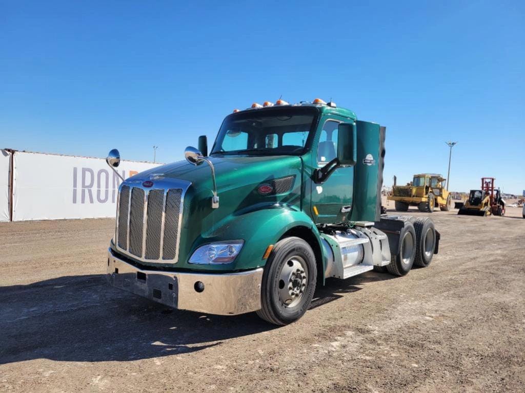 2016 Peterbilt 579 Equipment Image0
