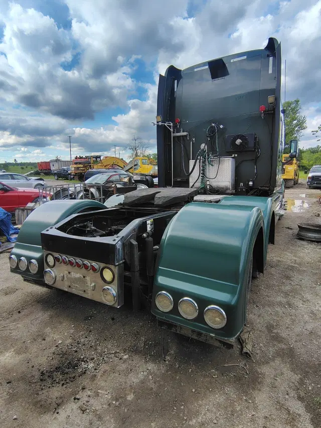 Image of Peterbilt 587 equipment image 4