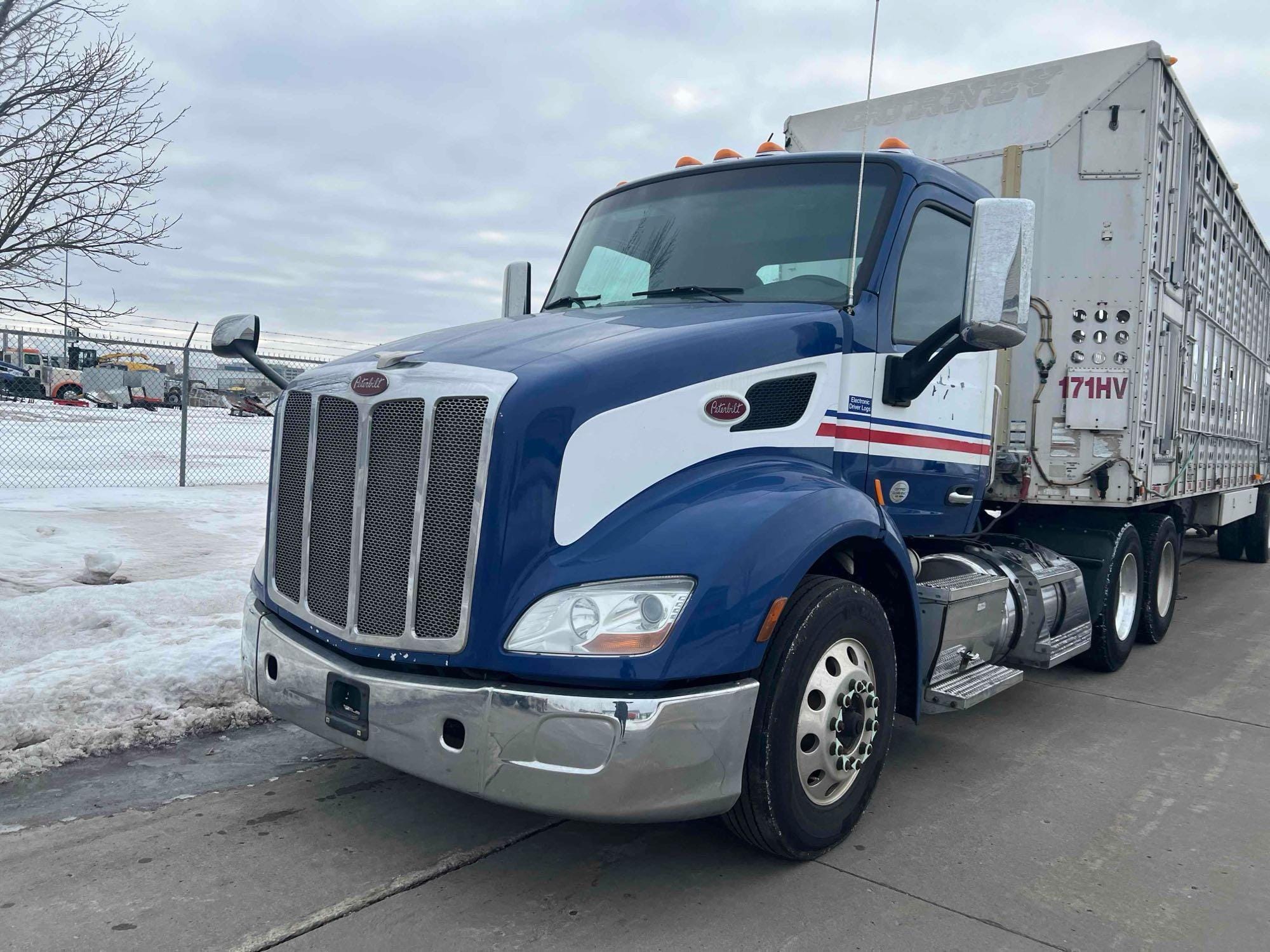 2016 Peterbilt 579 Equipment Image0