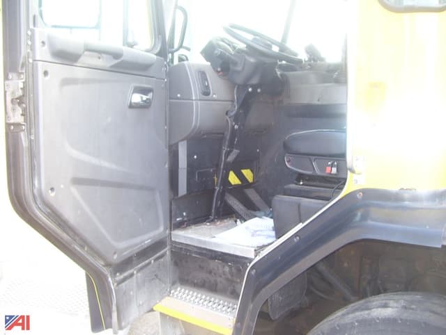 Image of Peterbilt PB320 equipment image 4