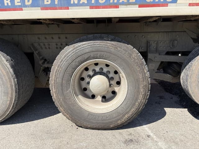 Image of Peterbilt PB320 equipment image 4