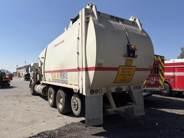 Image of Peterbilt PB320 equipment image 3