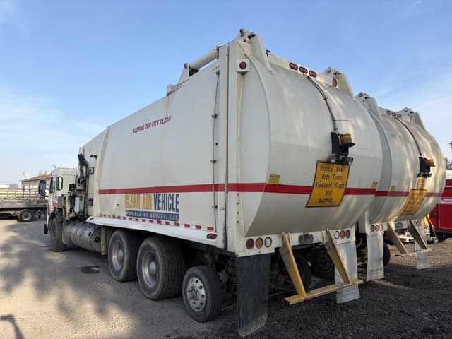 Image of Peterbilt PB320 equipment image 4