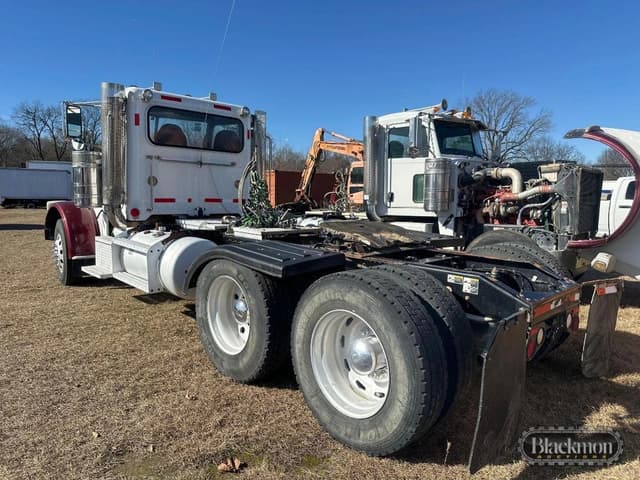 Image of Peterbilt 389 equipment image 1