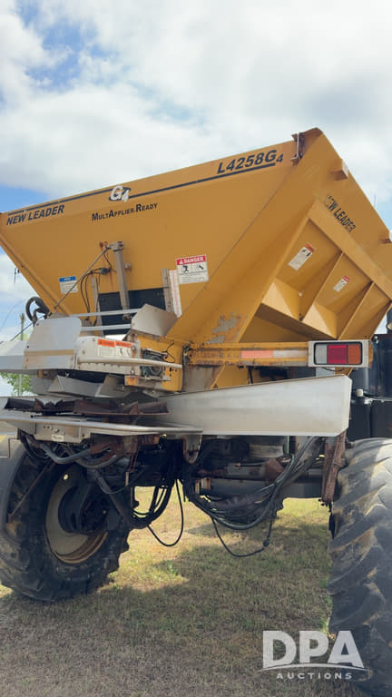 Image of RoGator RG900B equipment image 4