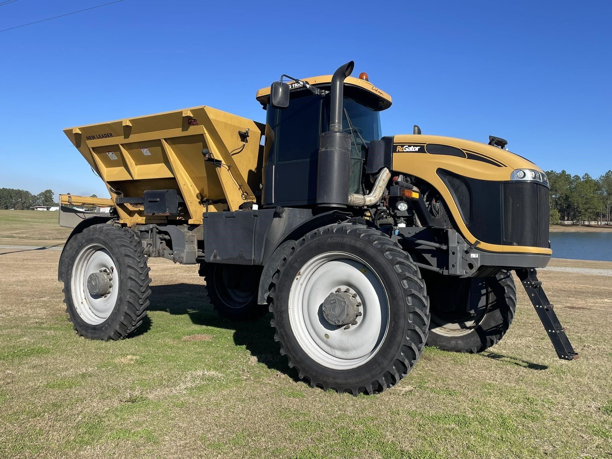 2016 RoGator RG1100B Equipment Image0