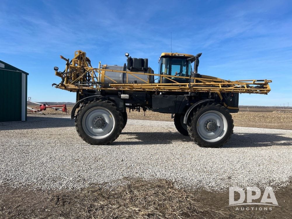 2016 RoGator RG1100B Equipment Image0