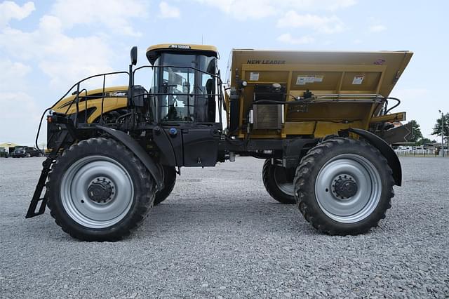 Image of RoGator RG1300B equipment image 2