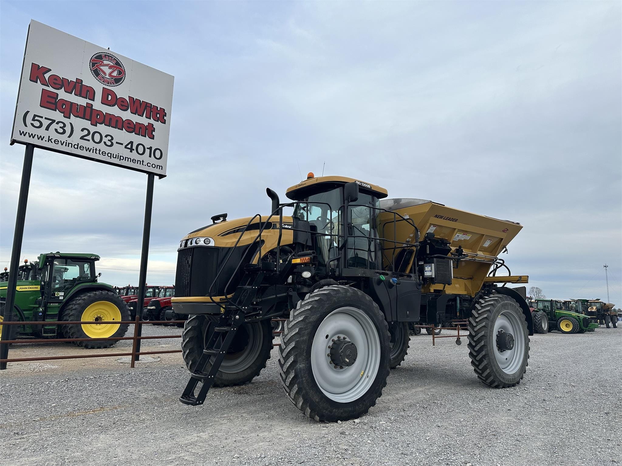 2016 RoGator RG1300B Equipment Image0