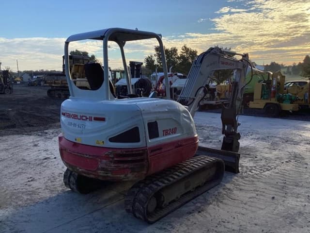 Image of Takeuchi TB240 equipment image 3