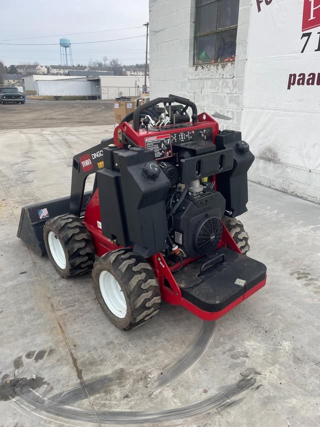 Image of Toro Dingo 323 equipment image 3