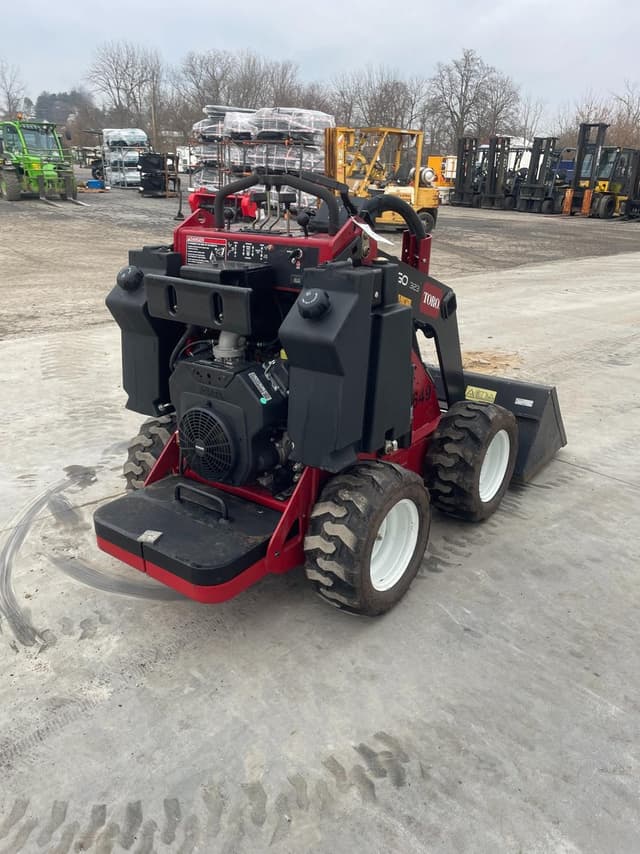 Image of Toro Dingo 323 equipment image 2