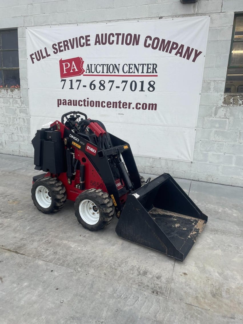 2016 Toro Dingo 323 Equipment Image0