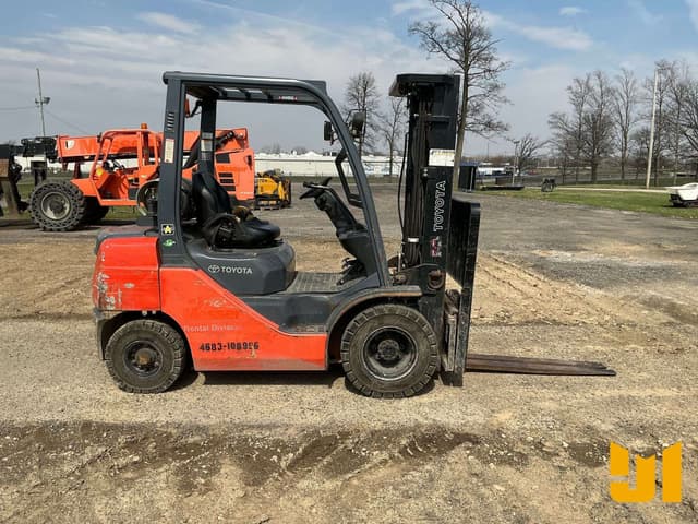 Image of Toyota 8FGU25 equipment image 3