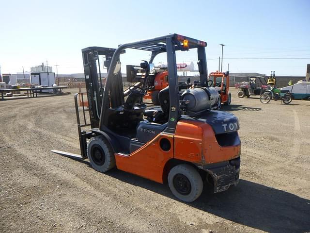 Image of Toyota 8FGU25 equipment image 3