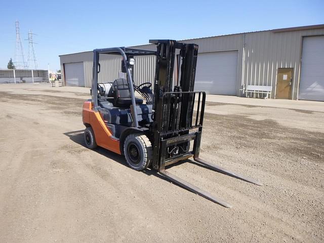 Image of Toyota 8FGU25 equipment image 1