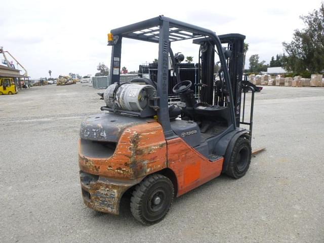 Image of Toyota 8FGU25 equipment image 2