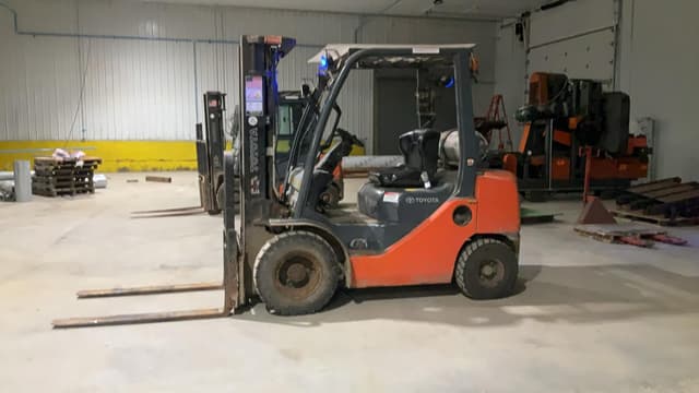 Image of Toyota 8FGU25 equipment image 1