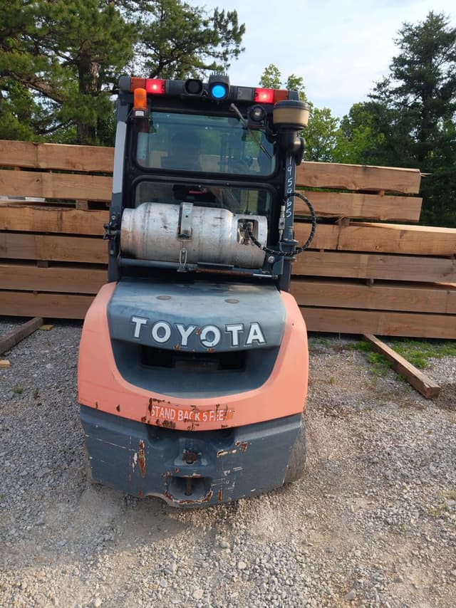 Image of Toyota 8FGU30 equipment image 1