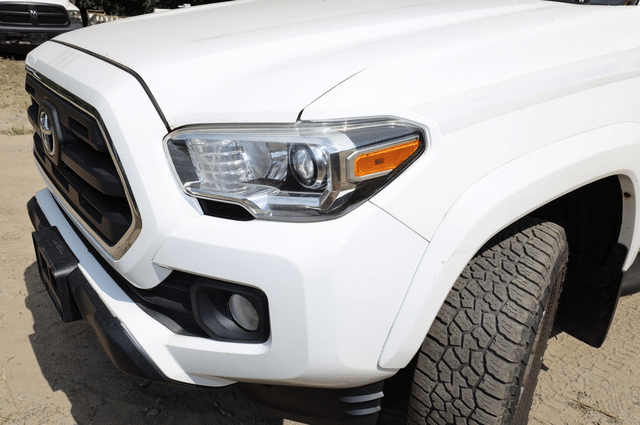 Image of Toyota Tacoma equipment image 2