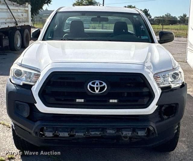 Image of Toyota Tacoma equipment image 1