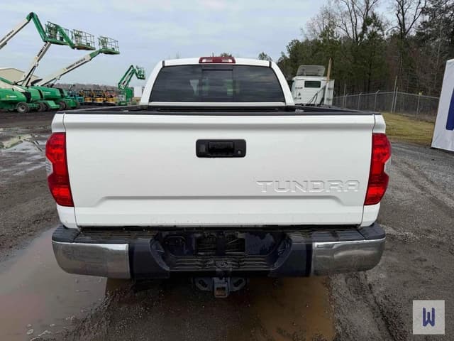 Image of Toyota Tundra SR5 equipment image 4