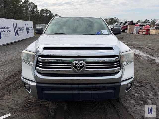 Image of Toyota Tundra SR5 equipment image 1