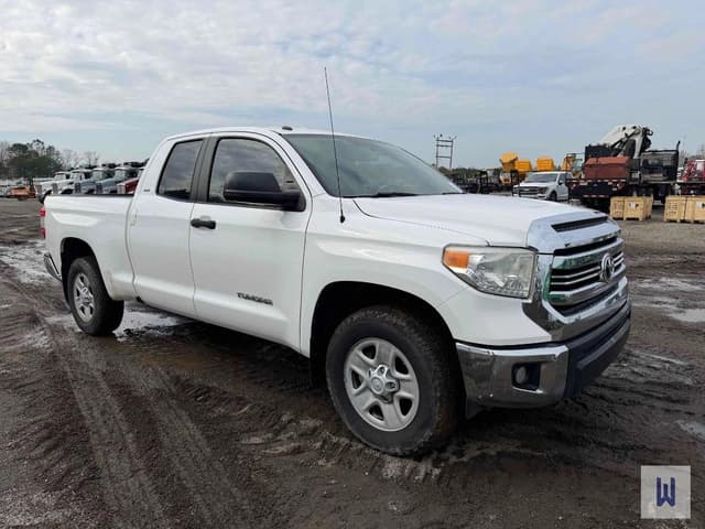 Image of Toyota Tundra SR5 equipment image 2