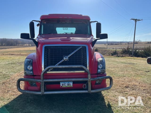 Image of Volvo VNL64T300 equipment image 2