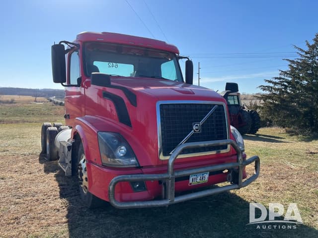 Image of Volvo VNL64T300 equipment image 3