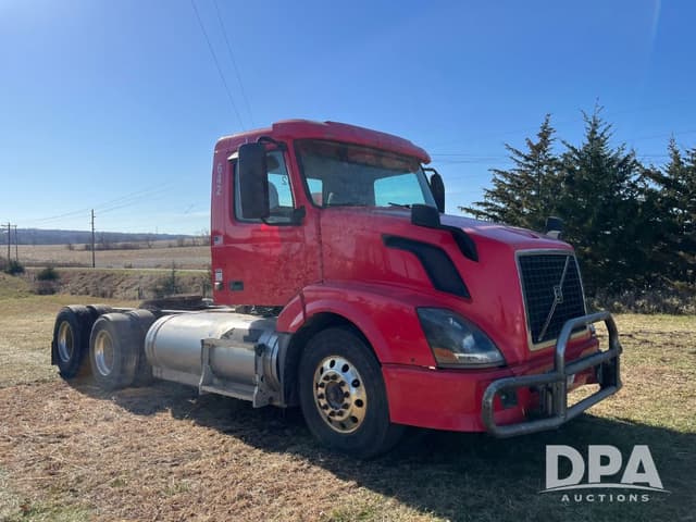 Image of Volvo VNL64T300 equipment image 4