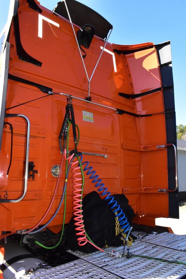 Image of Volvo D13 equipment image 3