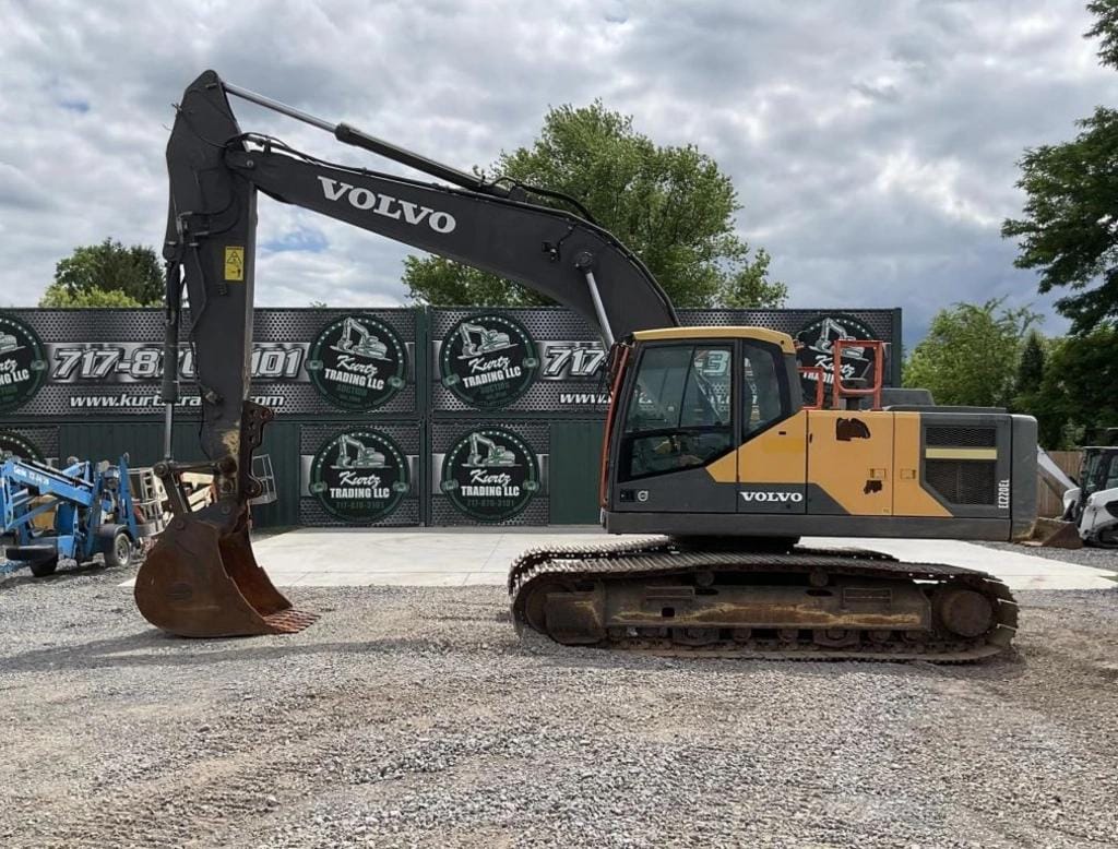 2016 Volvo EC220EL Equipment Image0