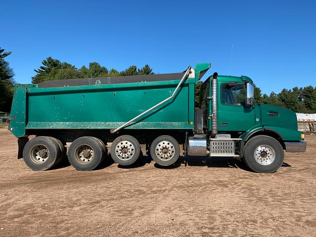 Image of Volvo VHD64B200 equipment image 3