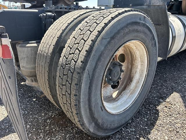 Image of Volvo VNL equipment image 4