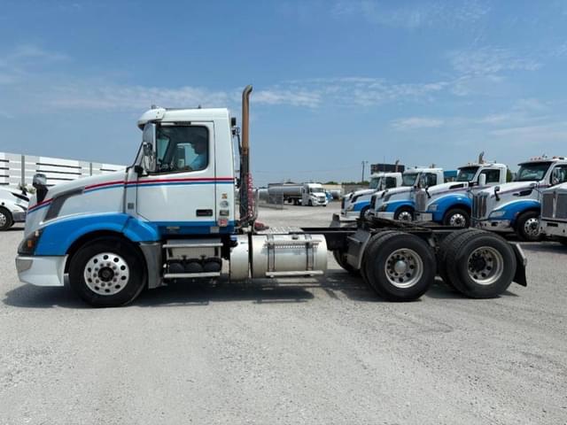 Image of Volvo VNL equipment image 2