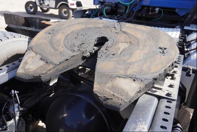 Image of Volvo VNL42T300 equipment image 4