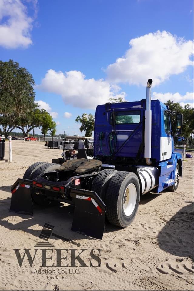 Image of Volvo VNL42T300 equipment image 1