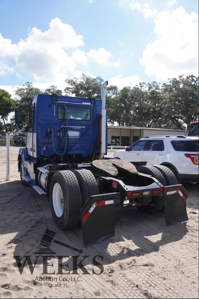 Image of Volvo VNL42T300 equipment image 2