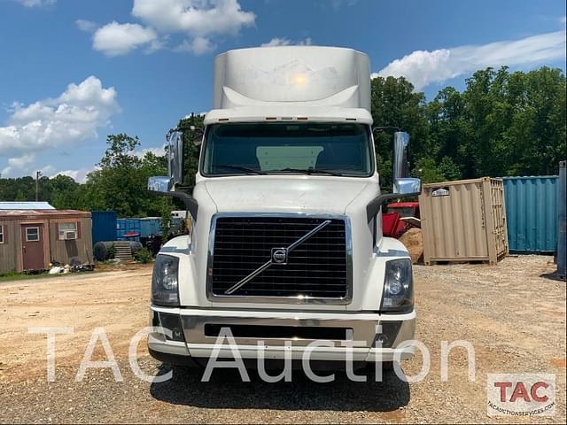 Image of Volvo VNL42T300 equipment image 1