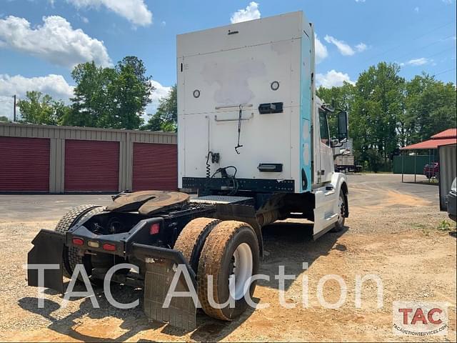 Image of Volvo VNL42T300 equipment image 4