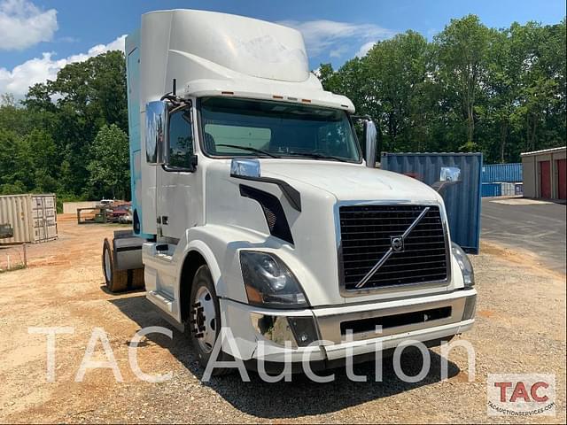 Image of Volvo VNL42T300 equipment image 2