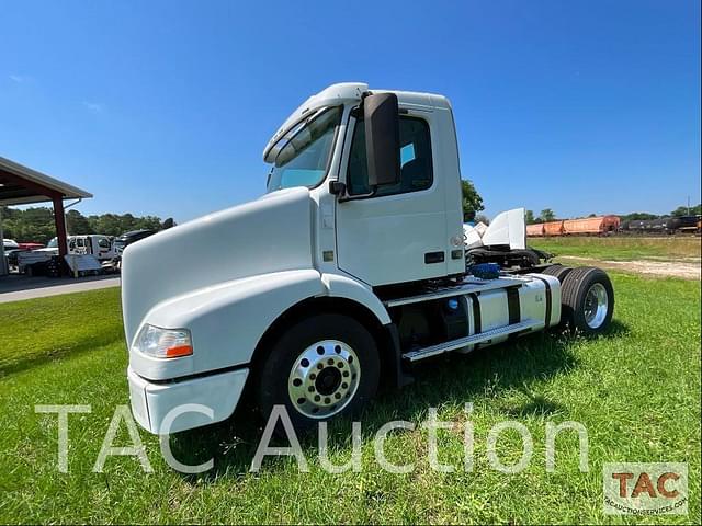 Image of Volvo VNL42T300 equipment image 1