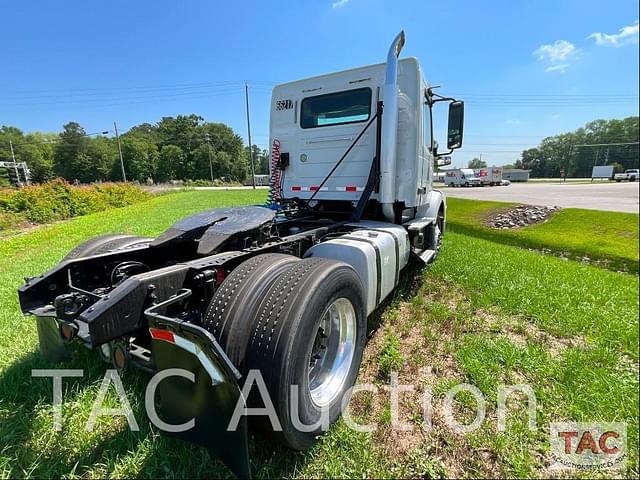 Image of Volvo VNL42T300 equipment image 4