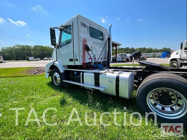 Image of Volvo VNL42T300 equipment image 2