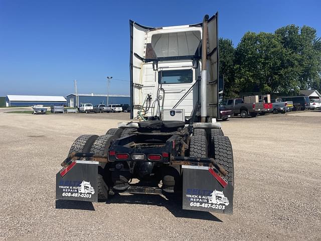 Image of Volvo VNL64T300 equipment image 4
