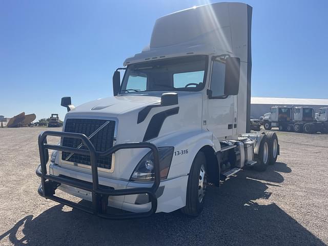 Image of Volvo VNL64T300 equipment image 1